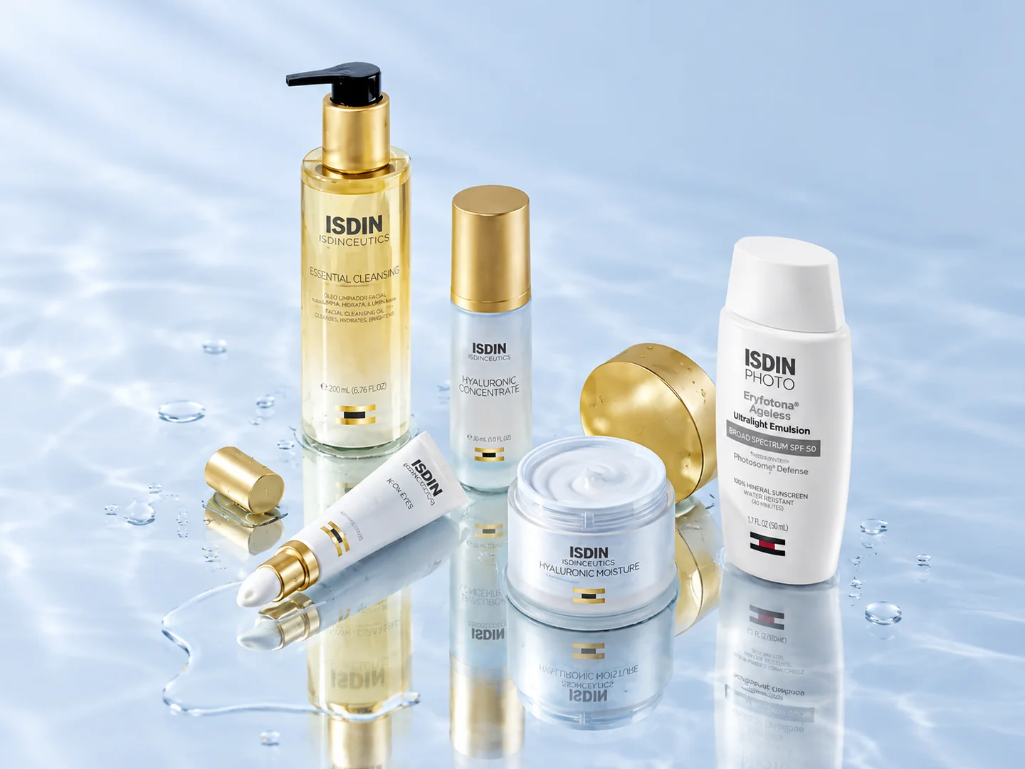 Sélection de soins ISDIN sur un fond bleu clair.