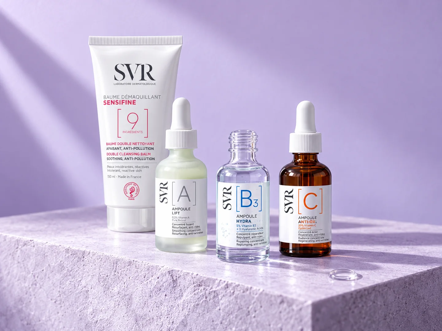 Ampoules SVR et soin Sensifine sur un socle lavande.
